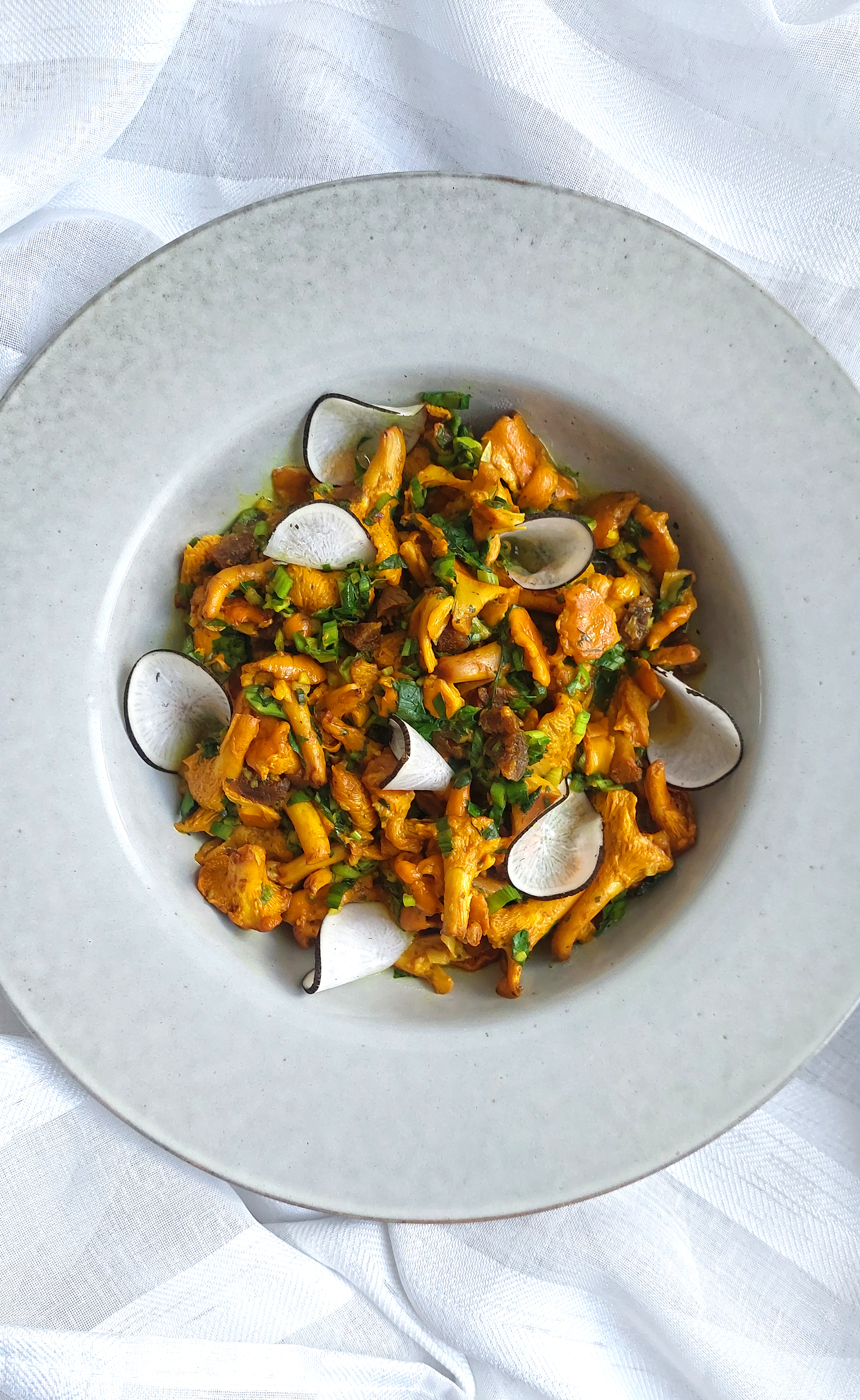 GARLICKY TURMERIC GIROLLES WITH VIETNAMESE CORIANDER & DRIED APRICOTS